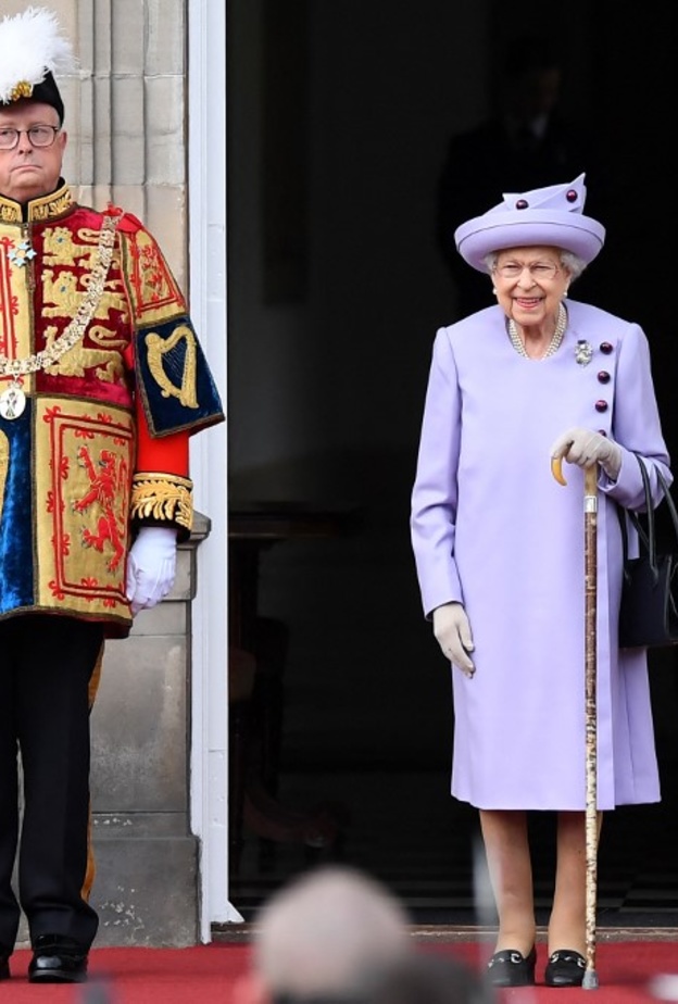 من هم أفراد العائلة المالكة البريطانية الذين لا يمتلكون حراس طوال الوقت؟