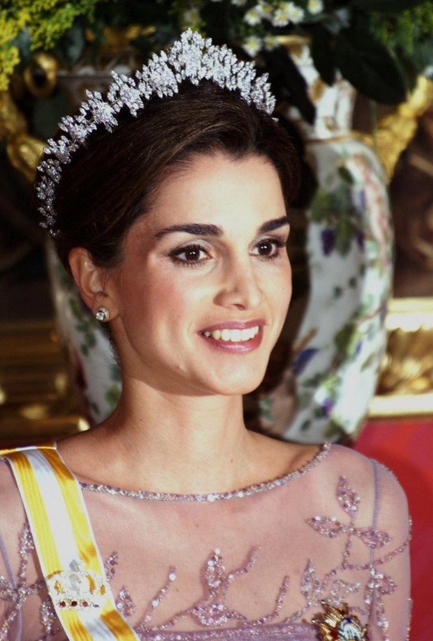 الملكة رانيا ترتدي تاج Queen Alia’s Cartier Tiara للملكة علياء في حفل تنصيب زوجها على عرش الأردن