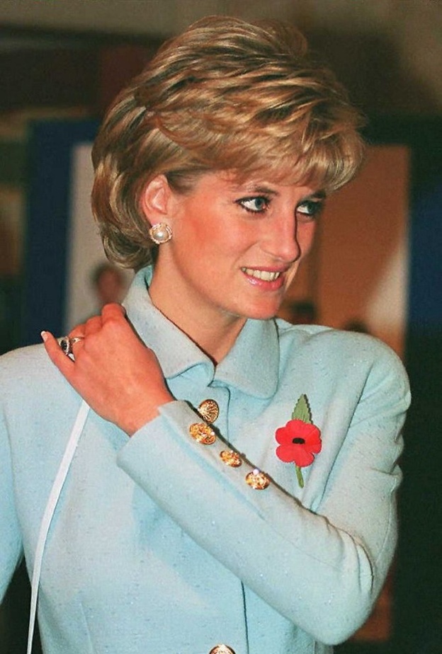 الأميرة ديانا ترتدي خاتم خطوبتها من الياقوت والألماس