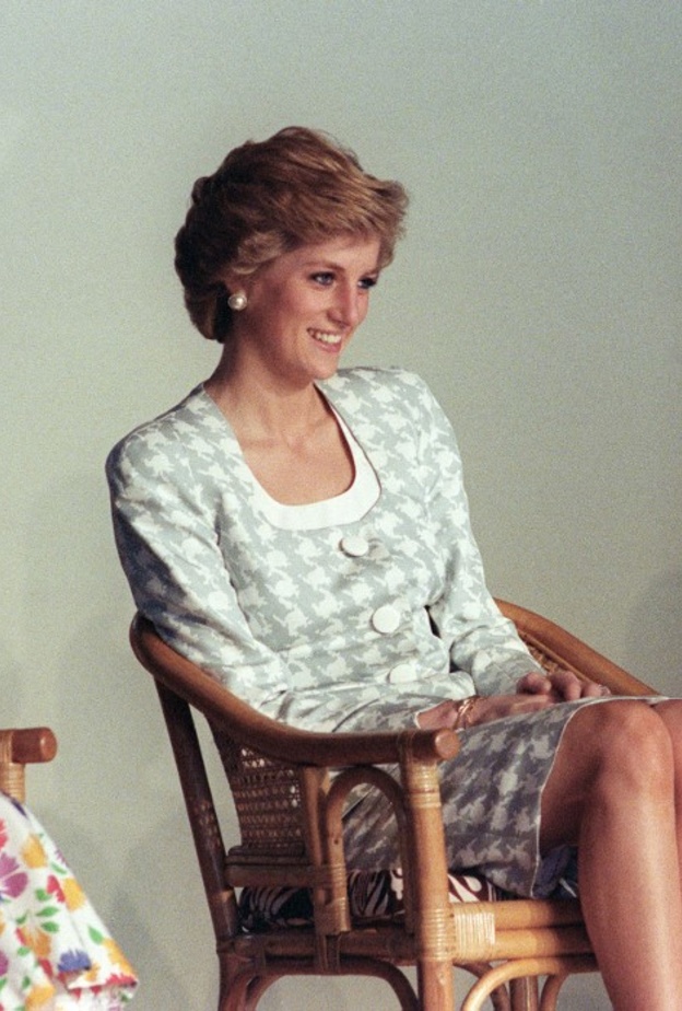 الأميرة ديانا ترتدي تنورة قصيرة