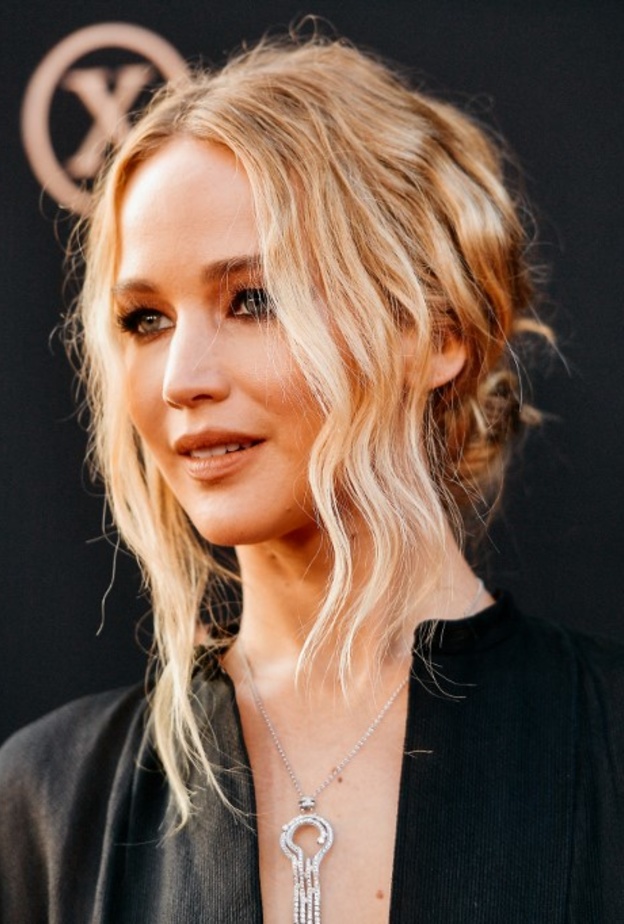 أفكار تسريحات شعر راقية للشابات بأسلوب جينيفر لورانس بمناسبة عيد ميلادها