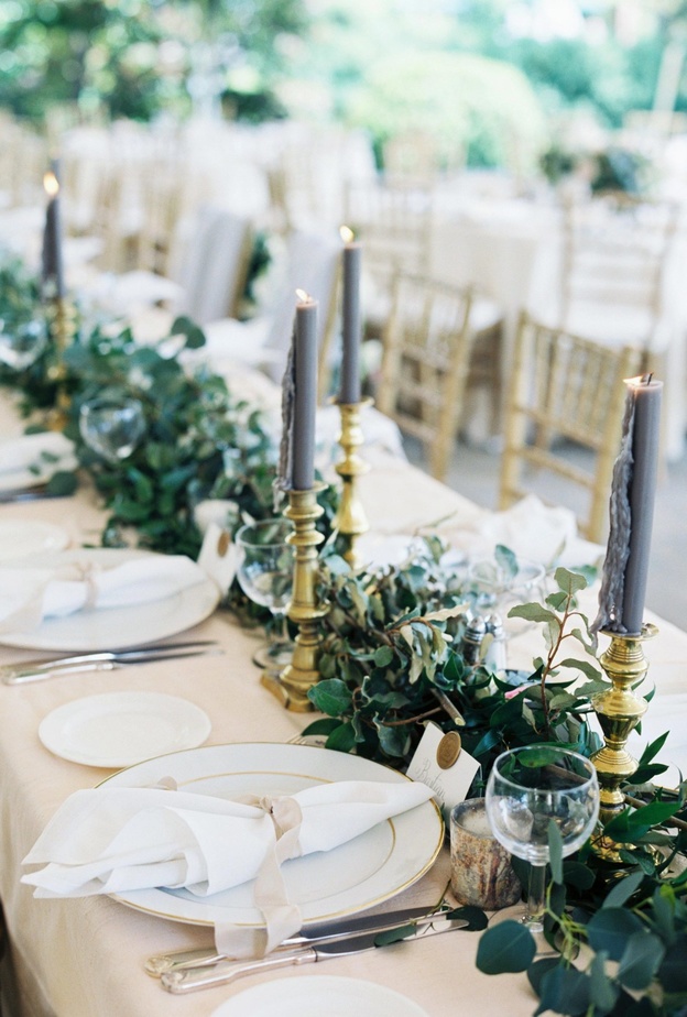 طرق تزيين طاولات الزفاف بأكاليل الزهور ونباتات الزينة الخضراء