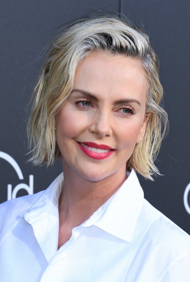 قصات شعر للوجه البيضاويCharlize Theron