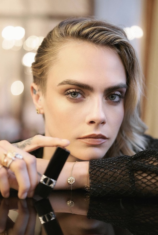 أدوات تطبيق المكياج النيود لمكياج عيون بأسلوب كارا ديليفين Cara Delevingne - الصورة من حسابها على انستغرام