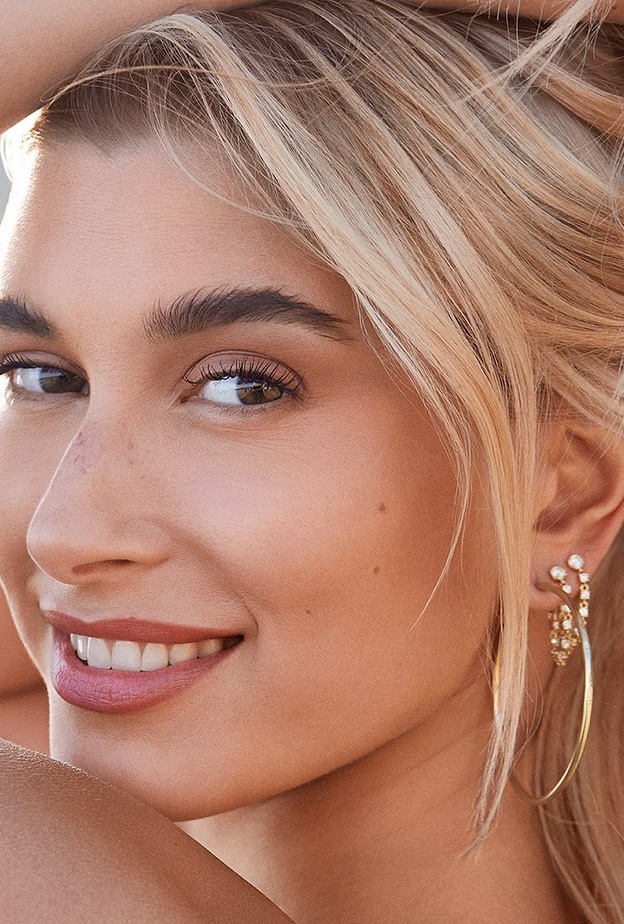  أسرار العناية بالبشرة البيضاء على طريقة هايلي بيبر