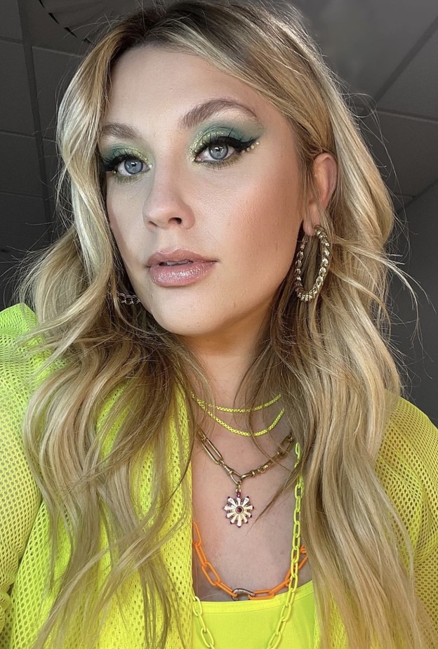 أكسسوارت العين وظلال خضراء لمكياج جذاب للصبايا بأسلوب ايلا هندرسون  Ella Henderson - الصورة من حسابها على انستغرام