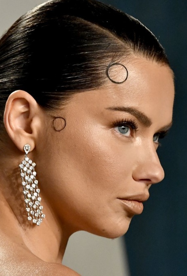 تسريحات شعر عصرية مرفوعة مع الكعكة