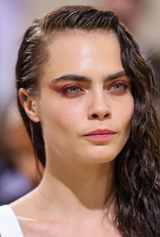 طريقة اختيار ألوان أحمر الشفاه مع ظلال العيون لصاحبات البشرة البيضاء بأسلوب  Cara Delevingne