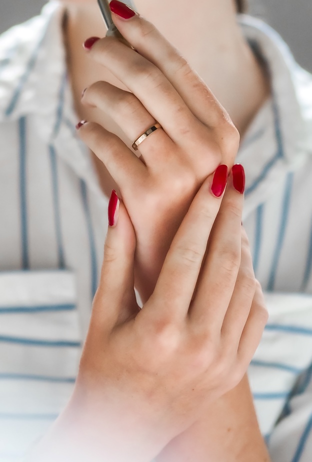 حلول طبيعية لعلاج تجاعيد اليدين واستعادة مظهرهما الشبابي