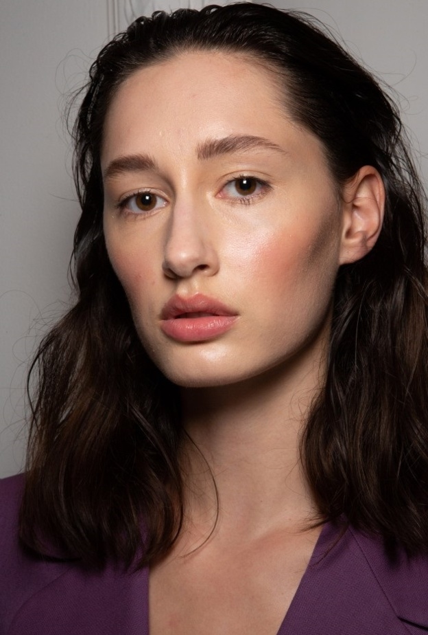 حلول طبيعية للوجه المترهل بعد الأربعين