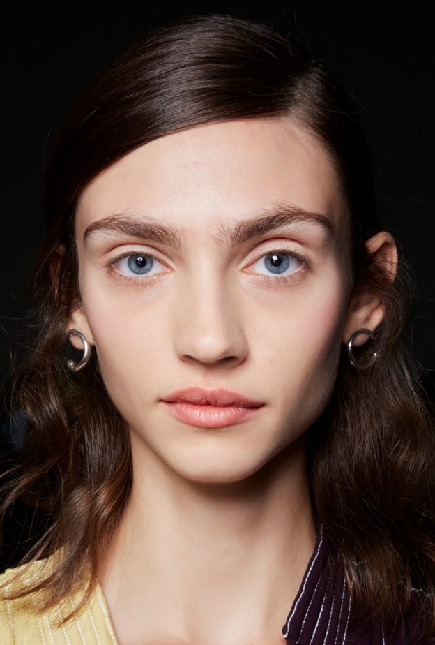 حيل ذكية لبشرة رطبة في الصيف