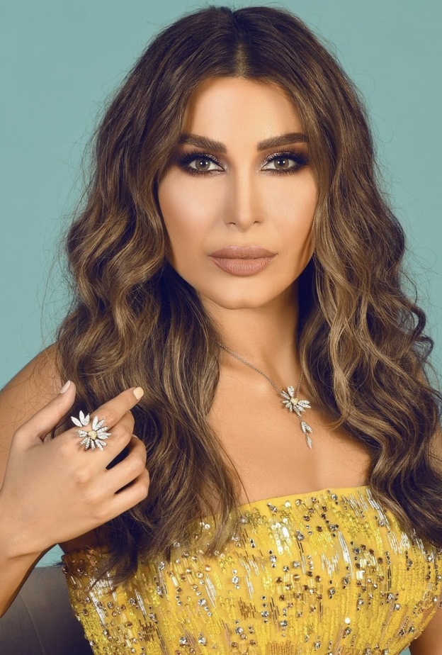 خطوات تطبيق تسريحات الشعر الويفي مع الفرق النصفي بأسلوب يارا