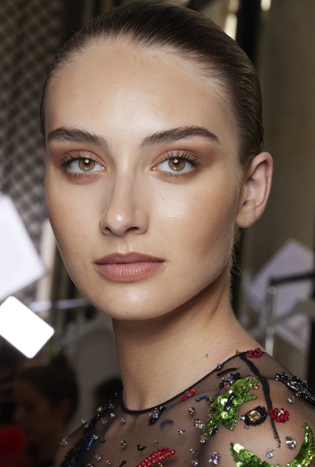 رسمات مكياج برونزي مات في يوم المرأة الإماراتية 2022 من دار Zuhair Murad