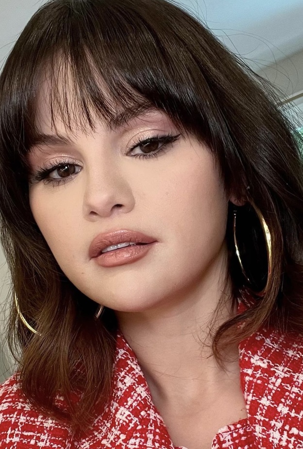 سيلينا غوميس وتطبيق الظلال الداكنة لتكبير الشفاه - الصورة من حساب Melissa Murdock على انستغرام