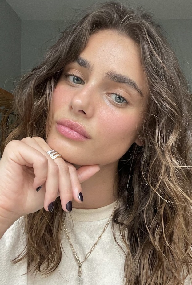 طريقة العناية بالشعر الجاف قبل تجعيده بأسلوب تيلر هيل - الصورة من حسابها على انستغرام