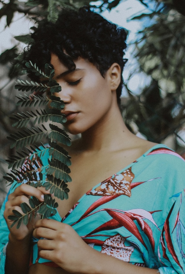 عطور فاخرة للصبايا برائحة العود والعنبر ونصائح لتطبيقها في خريف 2022