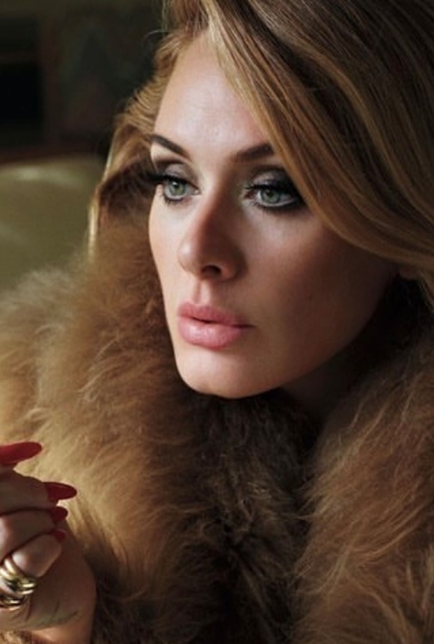 مستحضرات التجميل المناسبة لتكبير رسمة العين بالمكياج على طريقة أديل - الصورة من حساب The Wall Group على انستغرام