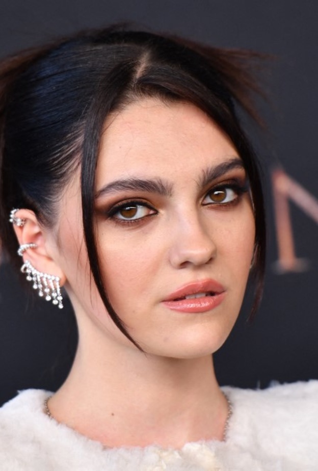 مكياج عيون سموكي ناعم للصبايا في العشرين بأسلوب Emily Carey