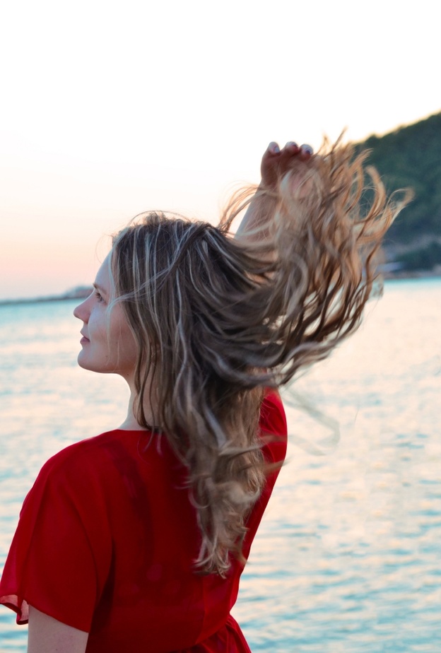 نصائح ضرورية لحماية شعرك من مياه البحر وحمام السباحة