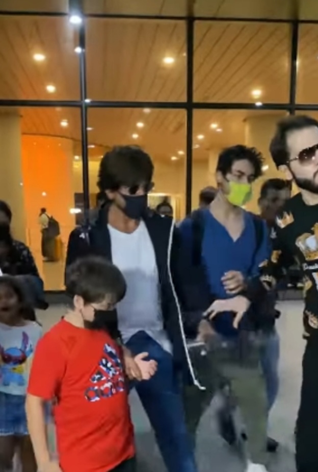 مقطع فيديو يظهر انفعال شاروخان على أحد معجبيه بسبب جذب الأخير لذراعه بقوة