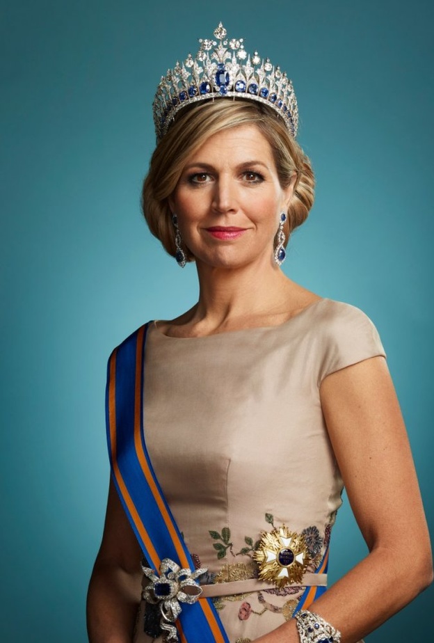 التاج الملكي رفيق الملكات والأميرات في المناسبات الهامة