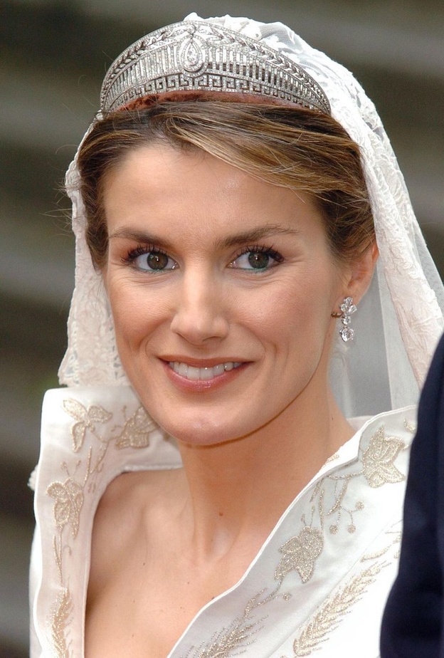 5 أفخم تيجان ملكية تألقت بها ملكات أوروبا في حفلات زفافهن