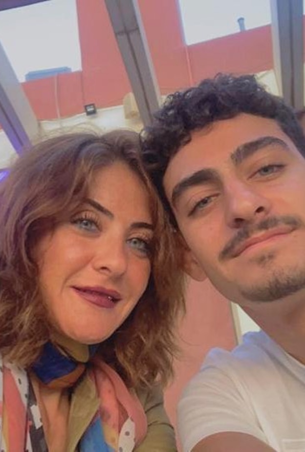 نجمات أنجبن بسن مبكرة ويظهرن وكأنهن شقيقات لأبنائهن