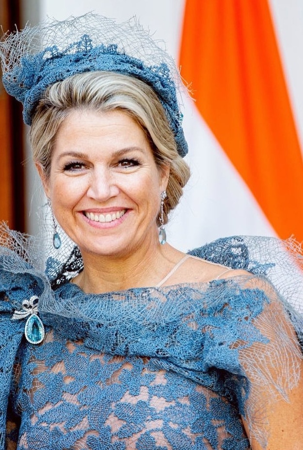 بروش الملكة ماكسيما المرصع بحجر الزبرجد الأزرق