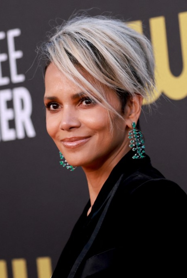 قصات وتسريحات شعر عصرية على خطى هالي بيري بمناسبة عيد ميلادها الـ 56