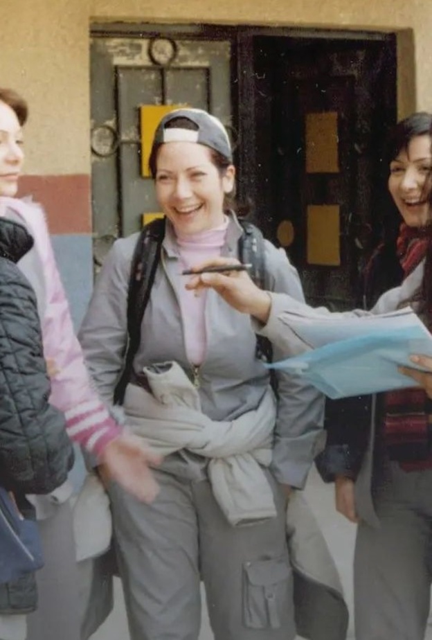 المخرجة رشا شربتجي مع سلافة معمار ونادين تحسين بك خلال كواليس مسلسل اشواك ناعمة في عام 2005