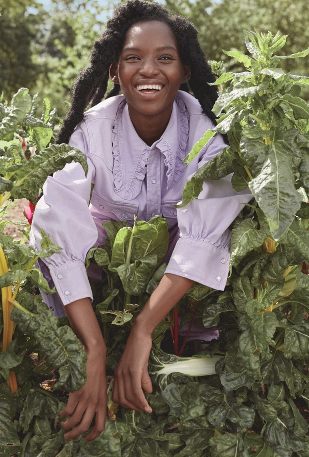 تعاون Levi’s × GANNI يعود مع مجموعة مصطبغة بالألوان الطبيعيّة و حملة إعلانيّة بمشاركة إيما تشامبرلين وصديقاتها