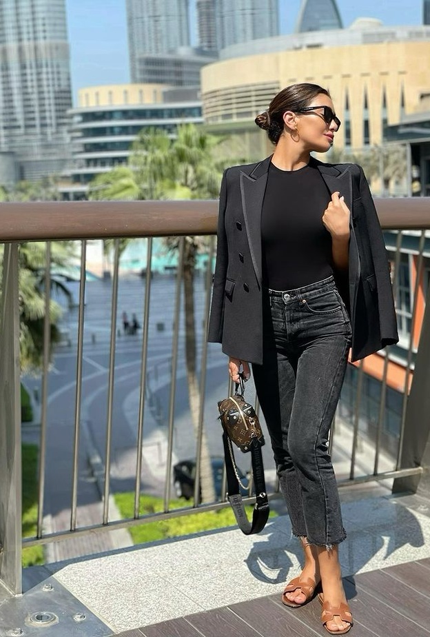 إطلالات محتشمة لافتة كاجوال شيك بأسلوب جيسيكا عازار المميّز