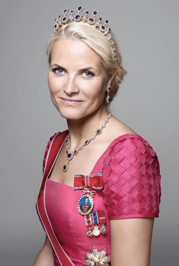 طقم الألماس والجمشت The Amethyst Suite للأميرة ميت ماريت