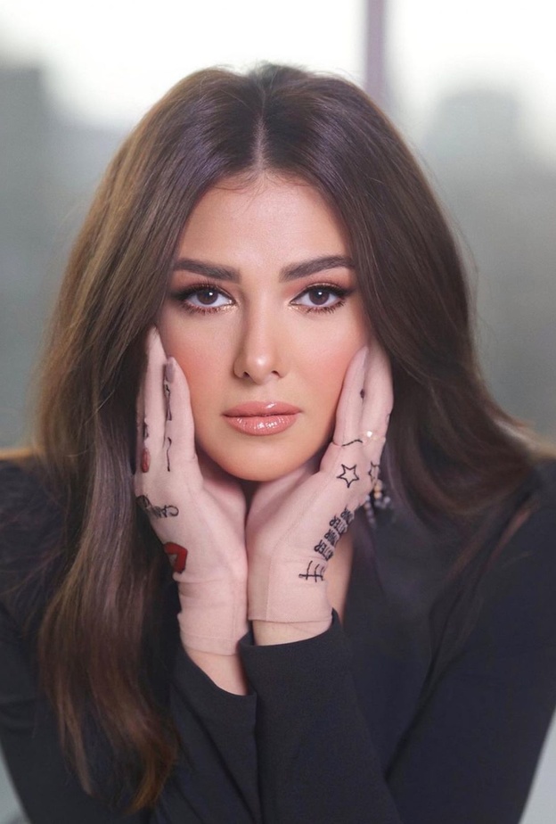 خطوات جمالية تجعل بشرتك مشرقة في صيف 2022 على طريقة دنيا سمير غانم