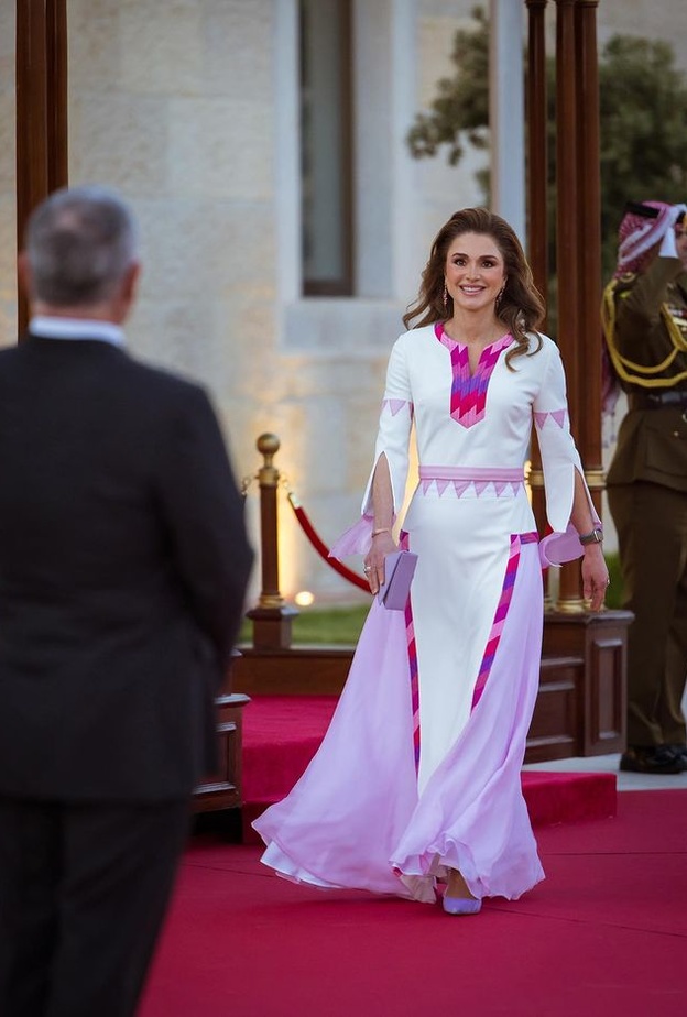 إطلالات الملكة رانيا الراقية بفستان أنيق باللّون الأبيض والوردي