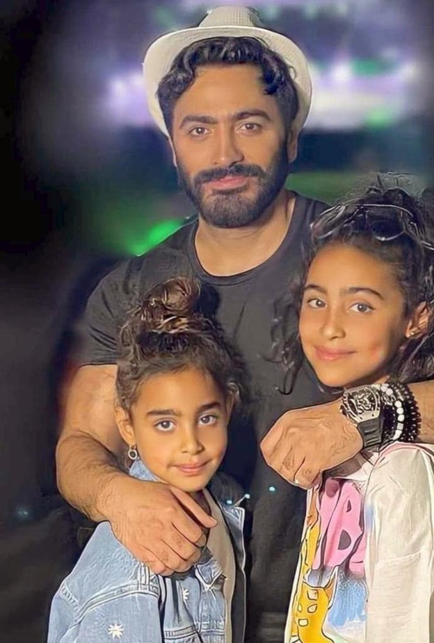 تامر حسني مع ابنتيه