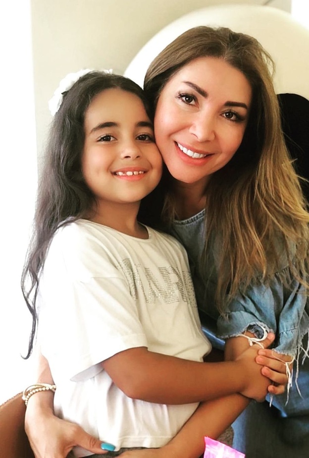 بعد سنوات من غيابها.. شاهدوا أحدث صور لـ ألين خلف ولقطات مميزة مع أولادها