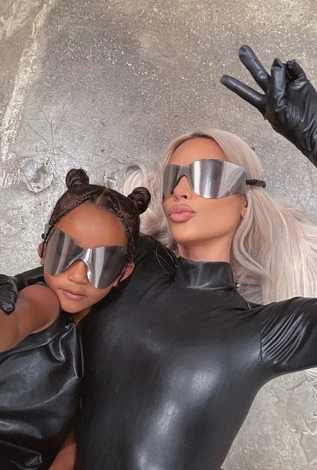 إطلالات كيم كارداشيان مع نورث ويست المنسقة تخطف الأنظار بالّلون الأسود