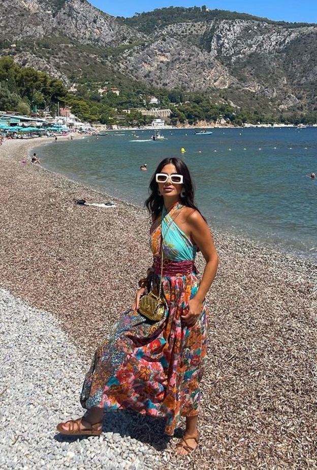 إطلالات مدونات الموضة أبرزهن ديما الأسدي بلوك حيوي بالألوان على البحر