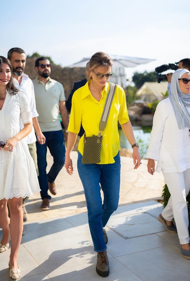 الملكة رانيا بإطلالة صيفية أنيقة في زيارتها إلى حاضنة ليف-انك للإبداع