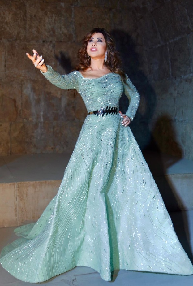 نجوى كرم تعود لقصّة فساتين الأميرات وتتألق بإطلالة حالمة 