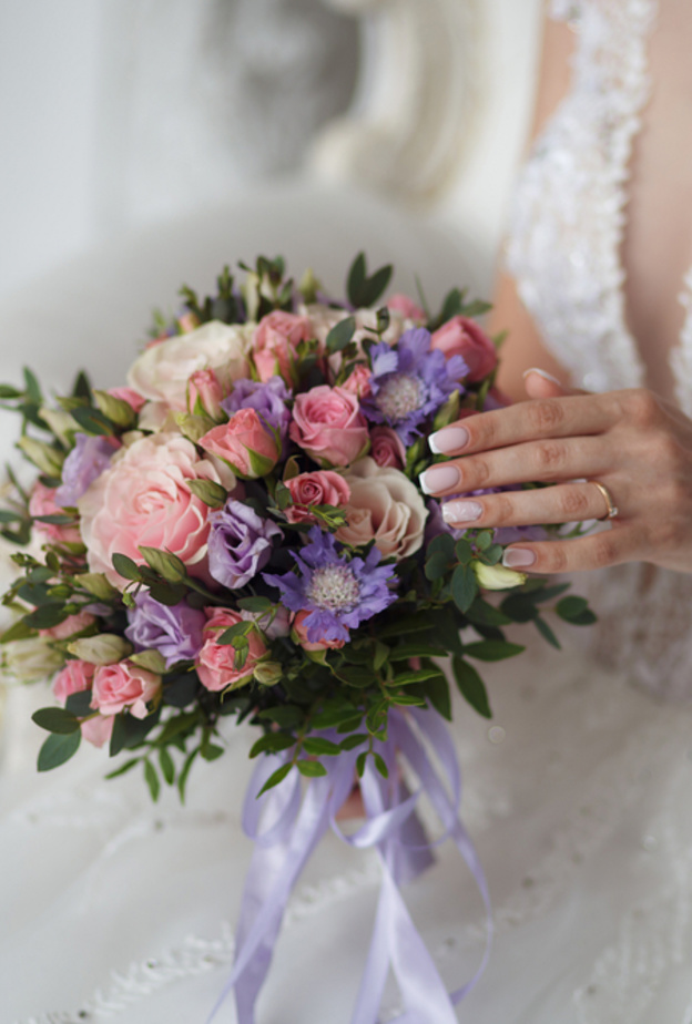 احرصي على أن تتناسب ألوان باقة زهور حفل زفافك مع فستان زفاف