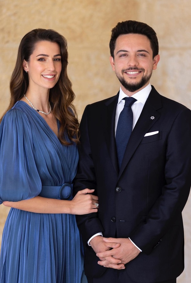  من هن سيدات العائلات الملكية اللاتي اخترن اللون الأزرق في صور خطوبتهن الرسمية؟