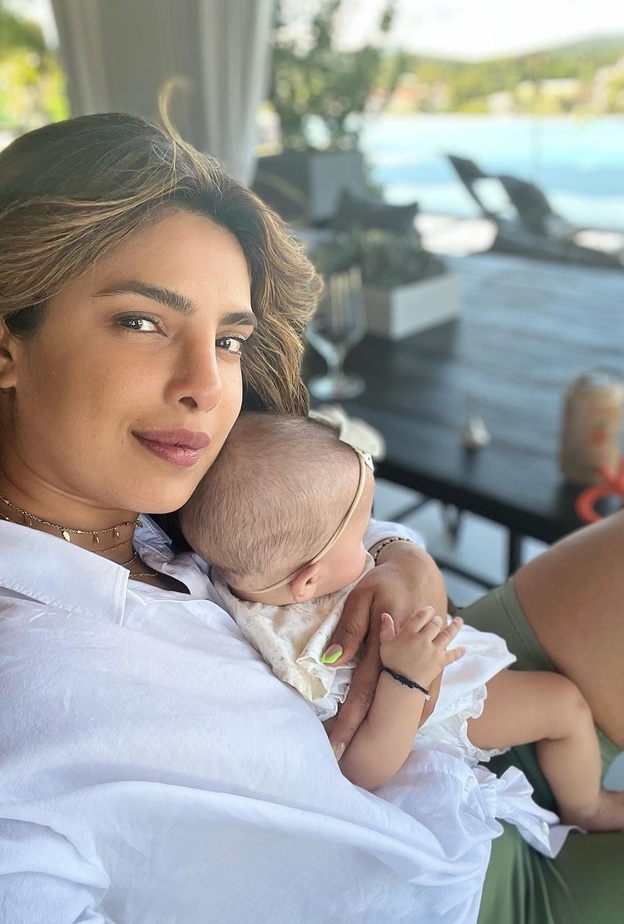 بريانكا تشوبرا بصحبة طفلتها