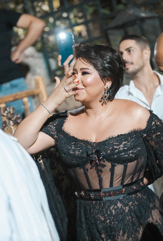 شيرين عبد الوهاب تبكي وتقبل يد طبيبها على المسرح