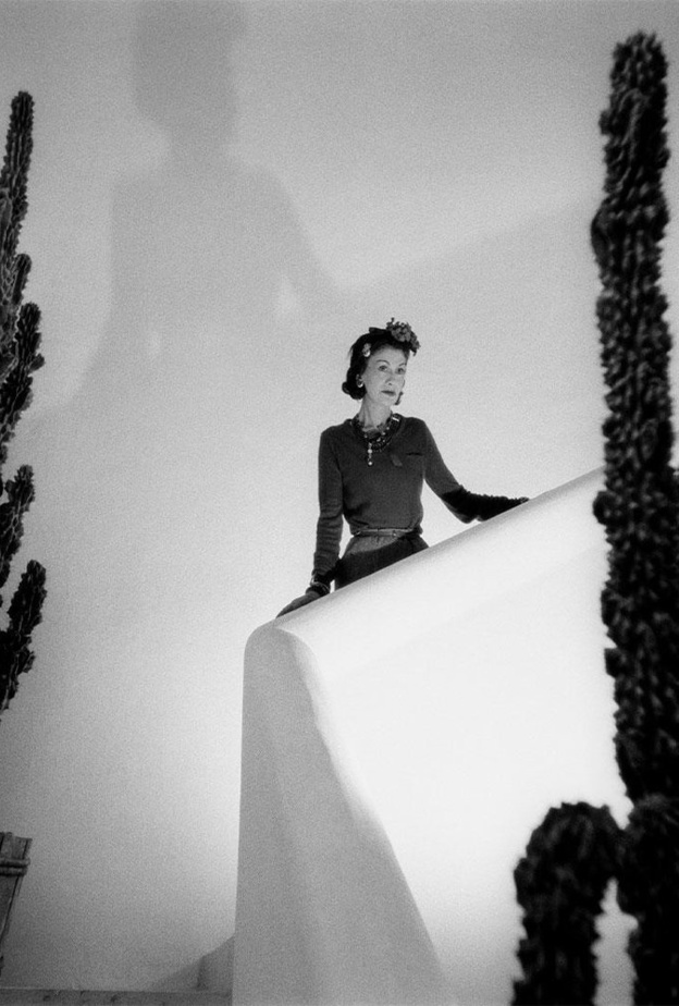 كوكو شانيل بصورة في "LA PAUSA" VILLA الخاصة بها التي بنتها عام 1938 في جنوب فرنسا