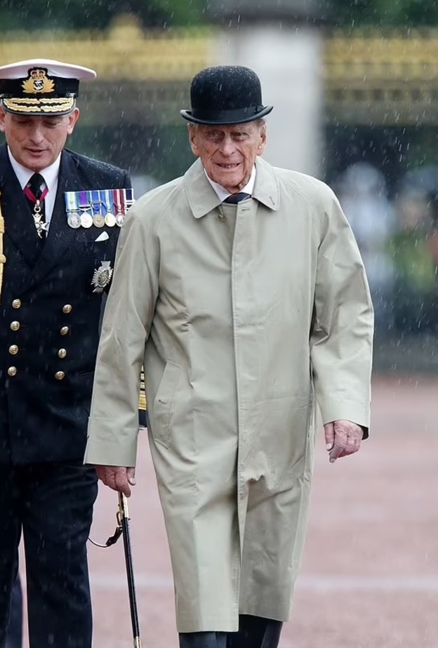 معجبون ملكيون يتذكرون الأمير الراحل فيليب في ذكرى آخر مهماته الرسمية