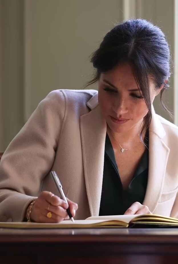 ميغان ماركل تكتب مذكرات يومية عن حياتها كفرد في العائلة المالكة