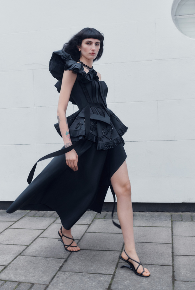 Alexander McQueen تعيد ابتكار الكورسيه بأساليب مختلفة