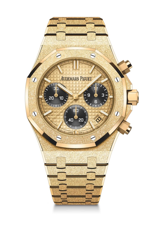 أوديمار بيغه تكشِفُ النقاب عن طرازين جديدين من ساعة رويال أوك أوتوماتيك كرونوغراف يتألقان بالذهب المطروق فروستد